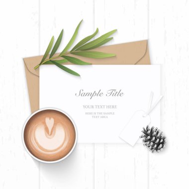 Düz yatıyordu üst zarif beyaz kompozisyon mektup kraft kağıt zarf çam koni tarhun yaprak etiketi ve kahve üzerinde ahşap arka plan görüntüleme.