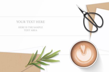 Düz yatıyordu üst zarif beyaz kompozisyon mektup kraft kağıt zarf tarhun yaprak kahve ve vintage metal makas üzerinde ahşap arka plan görüntüleme.