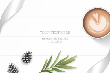 Düz yatıyordu üst zarif beyaz kompozisyon gümüş şerit çam koni tarhun yaprak ve kahve ahşap zemin arka plan üzerinde görüntüleme.