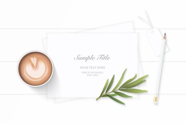 Düz yatıyordu üstten görünüm zarif kompozisyon kağıt kalem etiketi kahve ve tarhun yaprak ahşap arka plan üzerinde.