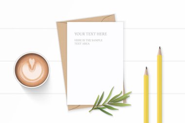Düz yatıyordu üstten görünüm zarif beyaz kompozisyon mektup kraft kağıt zarf sarı kalemler ve ahşap zemin üzerine kahve.