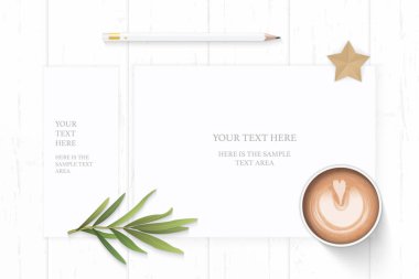 Düz yatıyordu üstten görünüm zarif beyaz kompozisyon kağıt kalem kahve tarhun yaprak ve yıldız şekli tekne ahşap arka plan üzerinde.