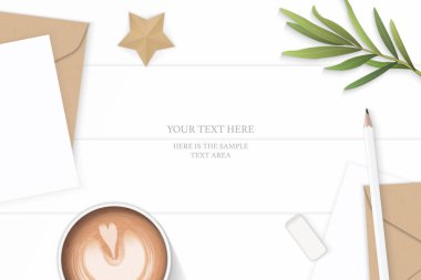 Düz yatıyordu üstten görünüm zarif beyaz kompozisyon mektup kraft kağıt zarf kalem silgi kahve tarhun yaprak ve yıldız şekli tekne ahşap arka plan üzerinde.
