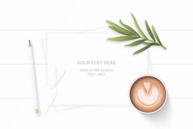 Düz yatıyordu üstten görünüm zarif beyaz kompozisyon kağıt kalem tag kahve tarhun yaprak ve vintage metal makas ahşap arka plan üzerinde.