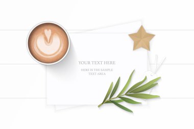 Düz yatıyordu üst zarif beyaz kompozisyon kağıt bitki yaprak ve yıldız şekli zanaat tarhun yaprak ve kahve üzerinde ahşap arka plan görüntüleme.