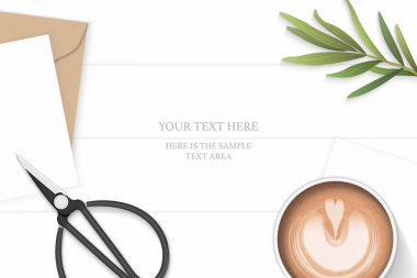 Düz yatıyordu üstten görünüm zarif beyaz kompozisyon mektup kraft kağıt zarf tarhun yaprak metal makas ve ahşap zemin üzerine kahve.