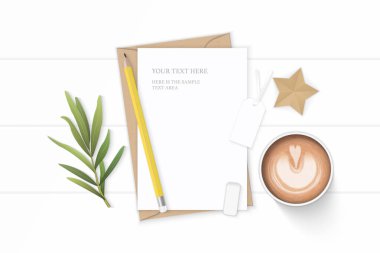 Düz yatıyordu üstten görünüm zarif beyaz kompozisyon mektup kraft kağıt zarf kahve kalem yıldız zanaat etiketi tarhun yaprak ve ahşap arka plan üzerinde silgi.