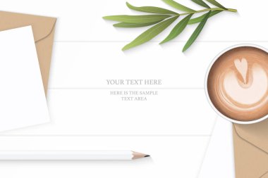 Düz yatıyordu üst zarif beyaz kompozisyon mektup kraft kağıt zarf yaprak kalem tarhun yaprak ve kahve üzerinde ahşap arka plan görüntüleme.
