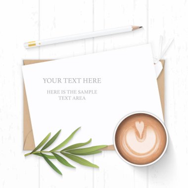 Düz yatıyordu üst zarif beyaz kompozisyon kağıt kraft zarf kalem etiketi tarhun yaprak ve kahve üzerinde ahşap arka plan görüntüleme.