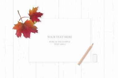 Düz yatıyordu üstten görünüm zarif beyaz kompozisyon kağıt kırmızı sonbahar kırmızı akçaağaç yaprağı ve kalem silgi ahşap arka plan üzerinde.