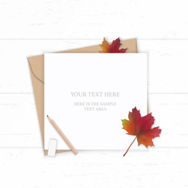 Düz yatıyordu üstten görünüm zarif beyaz kompozisyon mektup kraft kağıt zarf sonbahar akçaağaç yaprağı ve kalem silgi ahşap arka plan üzerinde.