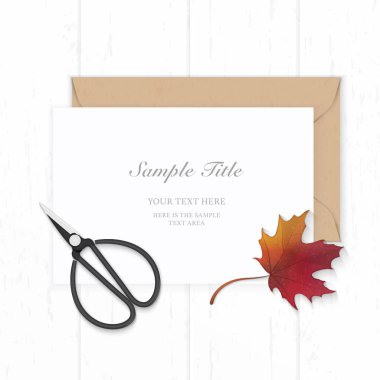 Düz yatıyordu üst ahşap arka plan üzerinde zarif beyaz kompozisyon kağıt kraft zarf sonbahar kırmızı akçaağaç yaprağı ve vintage metal makas görüntülemek.