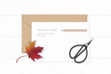 Düz yatıyordu üst ahşap arka plan üzerinde zarif beyaz kompozisyon mektup kağıt kraft zarf sonbahar akçaağaç yaprağı kalem ve vintage metal makas görüntülemek.
