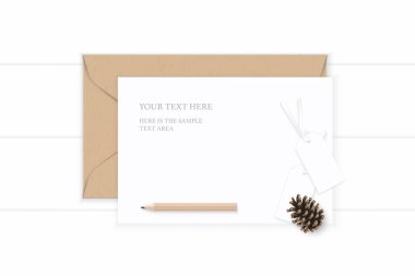 Üstten görünüm zarif beyaz kompozisyon mektup kraft kağıt zarf kalem çam kozalağı yat ve ahşap arka plan üzerinde etiket.