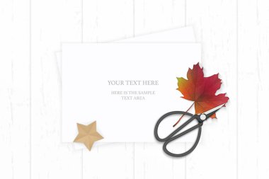 Düz yatıyordu üst zarif beyaz kompozisyon Kağıt antika metal makas sonbahar akçaağaç yaprağı ve yıldız şekli zanaat nesne üzerinde ahşap arka plan görüntüleme.