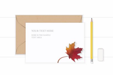 Düz yatıyordu üst zarif beyaz kompozisyon mektup kraft kağıt zarf sarı kurşun kalem Silgisi ve sonbahar akçaağaç yaprağı üzerinde ahşap arka plan görüntüleme.