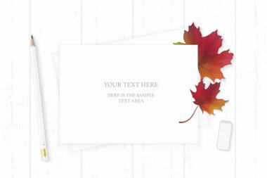 Düz yatıyordu üstten görünüm zarif beyaz kompozisyon kağıt kalem silgi ve sonbaharda akçaağaç yaprağı ahşap arka plan üzerinde.