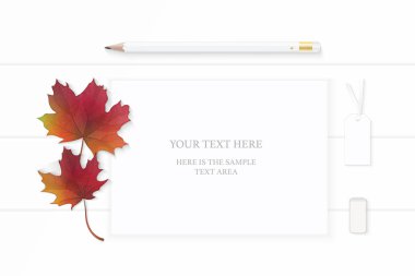 Üstten görünüm zarif beyaz kompozisyon kağıt sarı kalem silgi sonbahar akçaağaç yaprağı yat ve ahşap arka plan üzerinde etiket.