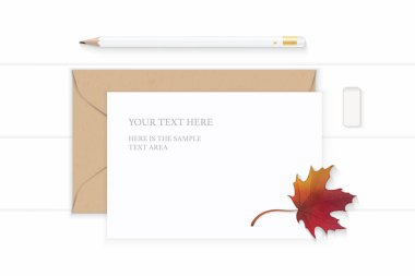 Düz yatıyordu üst zarif beyaz kompozisyon mektup kraft kağıt zarf kurşun kalem Silgisi ve sonbahar akçaağaç yaprağı üzerinde ahşap arka plan görüntüleme.