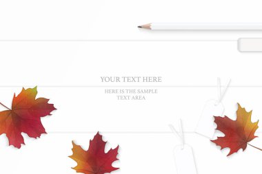 Düz üstten görünüm zarif beyaz kompozisyon sarı kalem silgi ve sonbaharda akçaağaç yaprağı ahşap zemin zemin üzerinde yatıyordu.