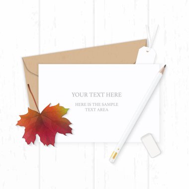Üstten görünüm zarif beyaz kompozisyon mektup kraft kağıt zarf kalem silgi sonbahar akçaağaç yaprağı yat ve ahşap arka plan üzerinde etiket.