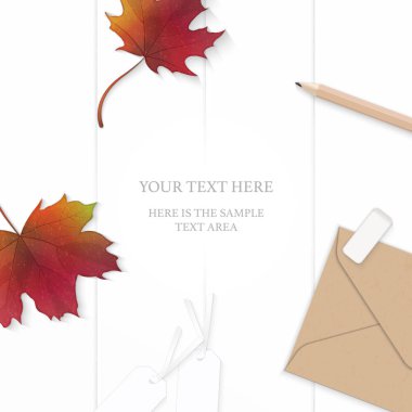 Düz yatıyordu üst zarif beyaz kompozisyon kağıt yaprak çiçek kraft zarf kalem silgi etiket ve sonbahar akçaağaç yaprağı üzerinde ahşap arka plan görüntüleme.