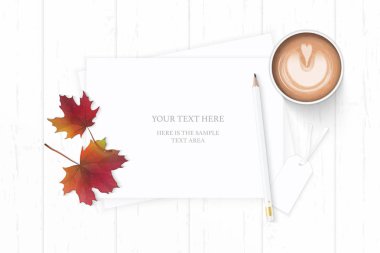 Düz yatıyordu üstten görünüm zarif beyaz kompozisyon kağıt kahve kalem etiket ve sonbaharda akçaağaç yaprağı ahşap arka plan üzerinde.