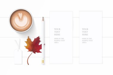 Düz yatıyordu üstten görünüm zarif beyaz kompozisyon kağıt kalem kahve etiket ve sonbaharda akçaağaç yaprağı ahşap arka plan üzerinde.