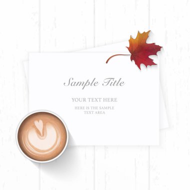 Düz yatıyordu üstten görünüm zarif beyaz Noel kompozisyon kağıt sonbahar akçaağaç yaprağı ve ahşap zemin üzerine kahve.