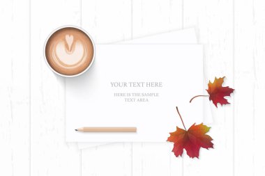 Düz yatıyordu üstten görünüm zarif beyaz kompozisyon kağıt sonbahar akçaağaç yaprağı kalem ve ahşap zemin üzerine kahve.
