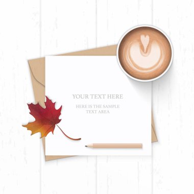 Düz yatıyordu üstten görünüm zarif beyaz kompozisyon mektup kraft kağıt zarf sonbahar akçaağaç yaprağı kalem ve ahşap zemin üzerine kahve.