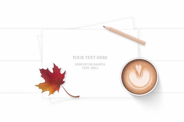 平铺顶视图优雅的白色组成纸植物秋天枫叶铅笔和咖啡在木背景 — 图库矢量图片