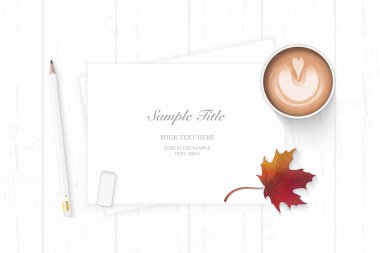 Düz yatıyordu üstten görünüm zarif beyaz kompozisyon kağıt kahve kalem silgi sonbahar akçaağaç yaprağı ahşap arka plan üzerinde.