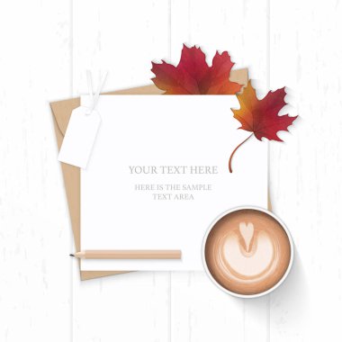 Düz yatıyordu üst zarif beyaz kompozisyon mektup kraft kağıt zarf sonbahar akçaağaç yaprağı kalem etiketi ve kahve üzerinde ahşap arka plan görüntüleme.