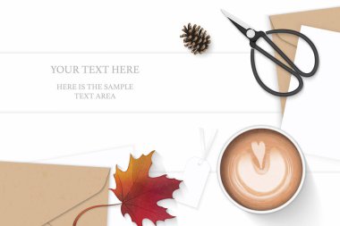 Düz yatıyordu üstten görünüm zarif beyaz kompozisyon mektup kraft kağıt zarf çam koni kahve etiketi sonbahar akçaağaç yaprağı vintage metal için makaslar ahşap arka plan.