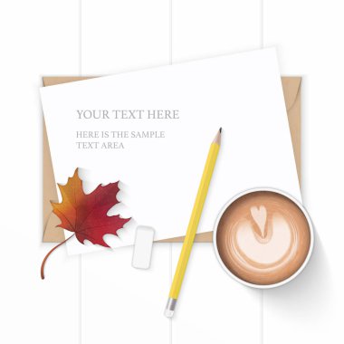 Düz yatıyordu üstten görünüm zarif beyaz kompozisyon kağıt kraft zarf kalem silgi sonbahar akçaağaç yaprağı ve ahşap zemin üzerine kahve.