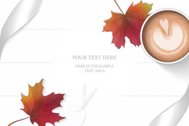 Düz yatıyordu üstten görünüm zarif beyaz kompozisyon gümüş kurdele sonbahar akçaağaç yaprağı etiketi ve ahşap zemin zemin üzerine kahve.