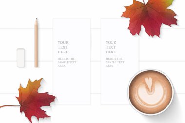 Düz yatıyordu üstten görünüm zarif beyaz kompozisyon kağıt sonbahar akçaağaç yaprağı kahve ve kalem silgi ahşap arka plan üzerinde.