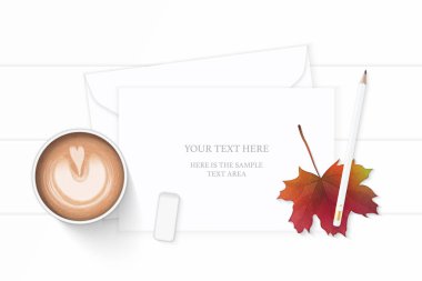 Düz yatıyordu üst zarif beyaz kompozisyon kağıt zarf kalem silgi etiketi sonbahar akçaağaç yaprağı ve kahve üzerinde ahşap arka plan görüntüleme.