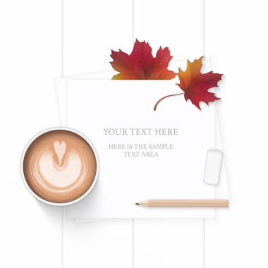 Düz yatıyordu üstten görünüm zarif beyaz kompozisyon kağıt kahve kalem silgi sonbahar akçaağaç yaprağı ahşap arka plan üzerinde.