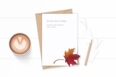 Düz yatıyordu üstten görünüm zarif beyaz kompozisyon mektup kraft kağıt zarf kalem tag sonbahar akçaağaç yaprağı ve kahve ahşap arka plan üzerinde.