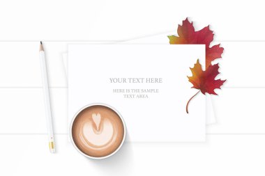 Düz yatıyordu üstten görünüm zarif beyaz kompozisyon kağıt kalem kahve ve sonbaharda akçaağaç yaprağı ahşap arka plan üzerinde.