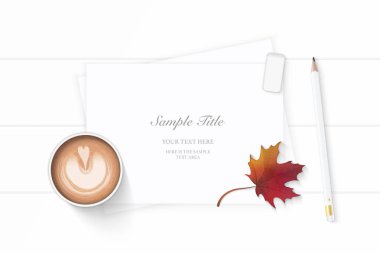 Düz yatıyordu üstten görünüm zarif beyaz kompozisyon kağıt sonbahar akçaağaç yaprağı kurşun kalem Silgisi ve ahşap zemin üzerine kahve.