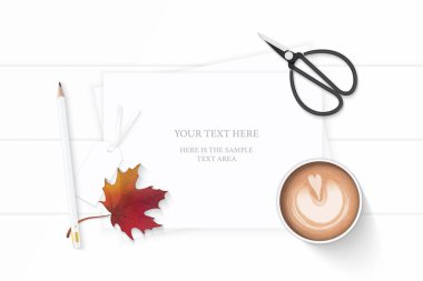 Düz yatıyordu üstten görünüm zarif beyaz kompozisyon kağıt kalem tag kahve sonbahar akçaağaç yaprağı ve vintage metal makas ahşap arka plan üzerinde.