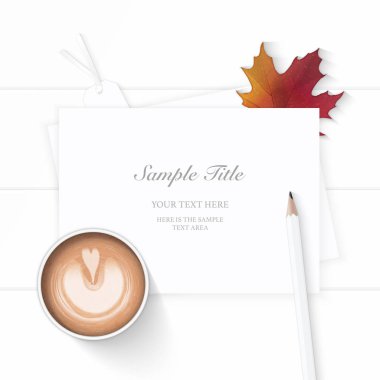 Üstten görünüm zarif beyaz kompozisyon kağıt sonbahar akçaağaç yaprağı etiketi kahve yat ve ahşap arka plan üzerinde kalem.