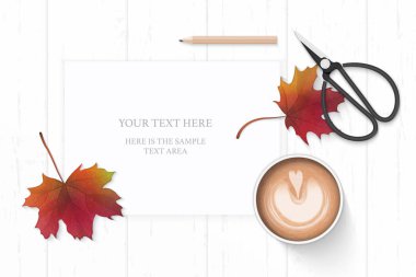 Düz yatıyordu üstten görünüm zarif beyaz kompozisyon sarı kalem kahve sonbahar akçaağaç yaprağı ve metal için makaslar ahşap arka plan.