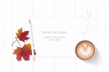 Düz yatıyordu üstten görünüm zarif beyaz kompozisyon kağıt kahve kalem etiket ve sonbaharda akçaağaç yaprağı ahşap arka plan üzerinde.