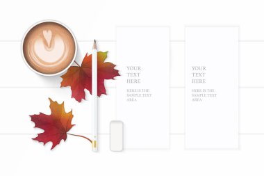 Düz yatıyordu üstten görünüm zarif beyaz kompozisyon kağıt kahve kalem silgi ve sonbaharda akçaağaç yaprağı ahşap arka plan üzerinde.