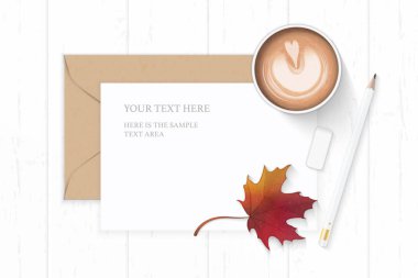 Düz yatıyordu üstten görünüm zarif beyaz kompozisyon mektup kraft kağıt zarf kahve sonbahar akçaağaç yaprağı ve kalem silgi ahşap arka plan üzerinde.