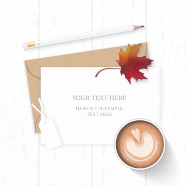 Düz yatıyordu üstten görünüm zarif beyaz kompozisyon mektup kraft kağıt zarf kalem tag sonbahar akçaağaç yaprağı ve kahve ahşap arka plan üzerinde.